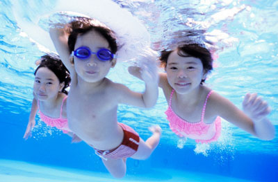 Trẻ thường xuyên đi bơi dễ bị hen suyễn