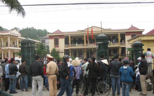 Mang thi thể người thân đến trụ sở xã khiếu nại