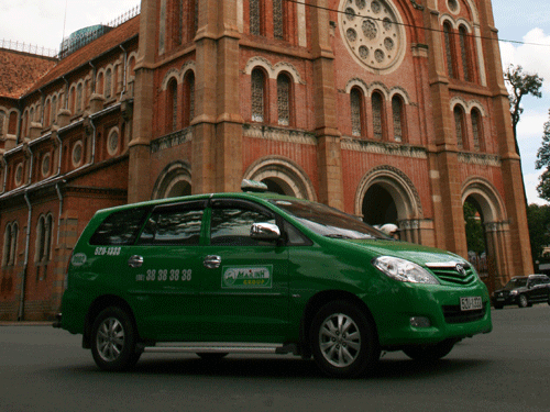 Từ chợ Bến Thành ra sân bay Tân Sơn Nhất: Bị taxi "chặt" 4 triệu đồng