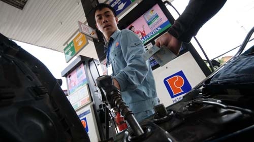 Petrolimex kêu "lúng túng trong điều hành"