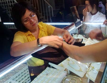 Giá vàng vụt tăng trở lại, tiến sát 28 triệu đồng