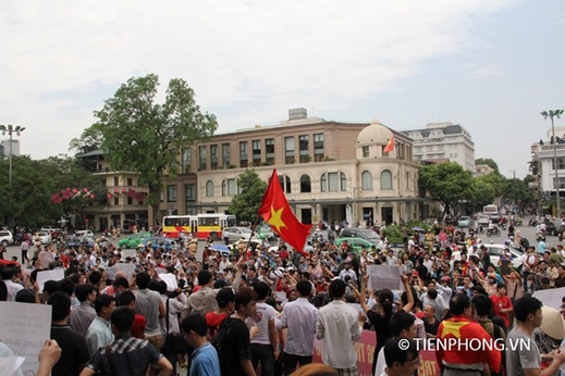 Người dân Việt Nam mít tinh, tuần hành phản đối hành động sai trái của Trung Quốc
