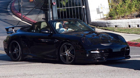 "Con chỉ đi học bằng ô tô giống các bạn"