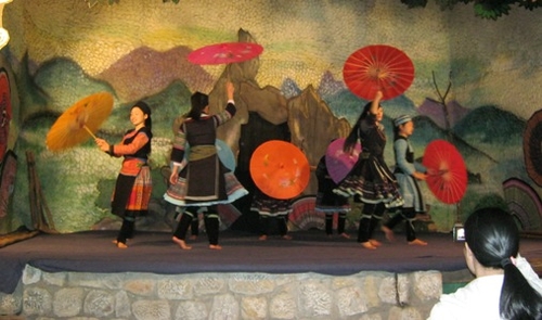 Khi văn hóa bật gốc