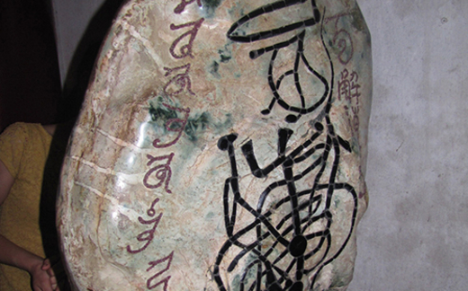 “Hòn đá lạ” vẫn ở đền Hùng