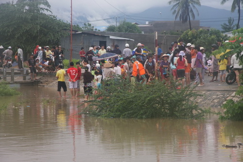 Nam Trung Bộ ngập trong biển nước, 8 người chết và mất tích