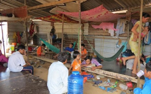 Đắng lòng kế mưu sinh xứ người