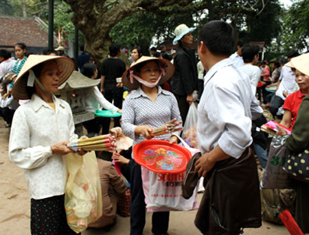 Người sống và thần thánh: Ai “nô lệ” cho ai?