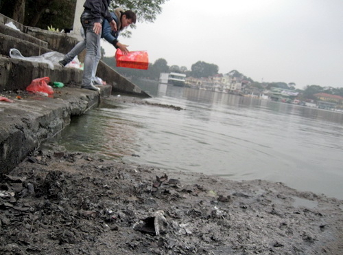 Đầy rác sau lễ tiễn ông Táo