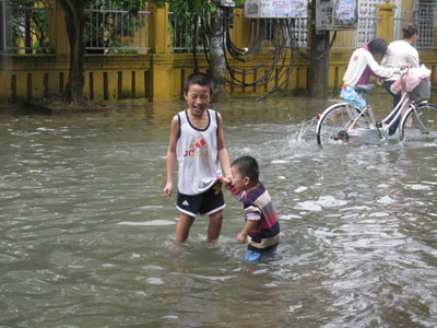 Mưa lũ hoành hành ở miền Trung
