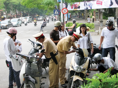 Nộp phạt vi phạm giao thông qua tem trả trước:  Ý tưởng lạ nhưng khó khả thi!