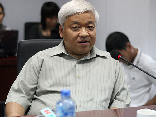 "Tiền làm đảo điên V-League"