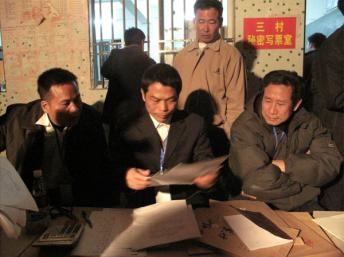 Lần đầu tiên, dân làng Ô Khảm tự do bỏ phiếu bầu ban lãnh đạo