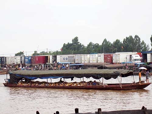 Buôn bán tiểu ngạch: Con dao 2 lưỡi