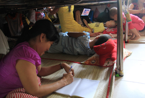 Quá tải, gầm giường thành... giường bệnh