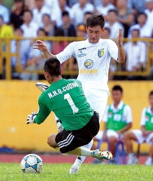 Công Vinh và cuộc chiến giữa bầu Hiển, bầu Kiên