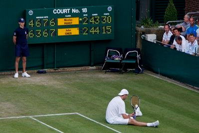 Nadal thoát hiểm, Murray làm vui lòng Nữ hoàng Anh