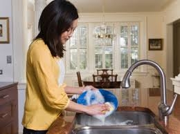 Cô người ở và ông bà chủ.