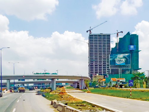 TP.HCM: Cầu vượt vỗ mặt The Vista