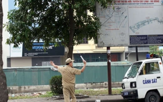 Tự quản đô thị: Lôm côm, múa gậy, dừng xe