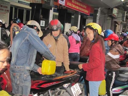 Đổ xô đi mua xăng vì tin đồn nhảm tăng giá