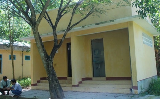 Chuyện toilet “dát vàng” và ngân hàng khó tiêu tiền