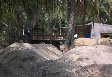 Xới tung bờ biển để lấy titan