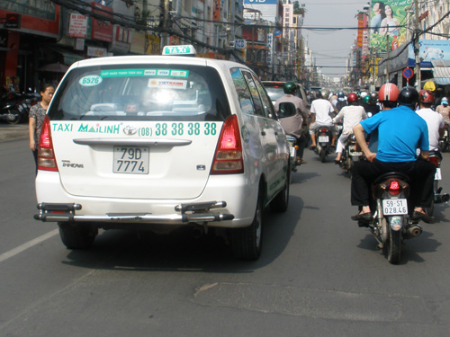 Bùng phát taxi “nhập cư”
