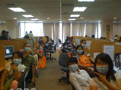 Dân công sở đảo lộn sinh hoạt vì dịch cúm