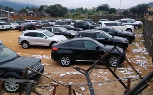 Hàng hiệu, xe sang thắp hương đuổi ruồi tháng cô hồn