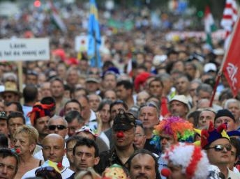 "Cuộc cách mạng hề" của nhân viên công lực Hungary