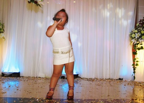 Trẻ mẫu giáo hát nhạc... yêu đương