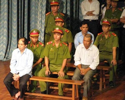 Nguyên chánh thanh tra Bộ Công an hầu tòa trên băng ca
