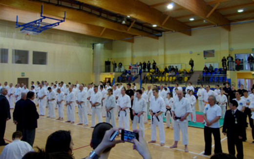 Đại sứ Việt Nam tại Ba Lan trao kỷ niệm chương cho các cựu quân nhân Ba Lan.