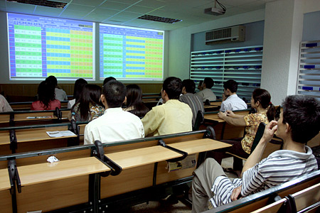 Chứng khoán chực chờ lao dốc