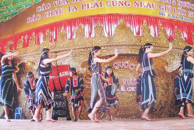 Câu chuyện “Bảy con ve” và điều kỳ lạ dưới ngọn núi tình sử