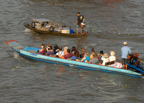 Đò lậu 'tranh khách' của cầu Cần Thơ