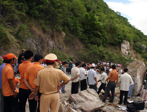 Đá lăn từ núi Cấm đè bẹp xe du lịch, 6 người chết