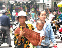 Bắt trẻ em đội mưa xin tiền