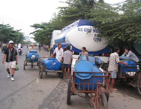 Người dân khát nước giữa cao điểm mùa nóng