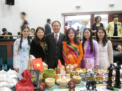 Hội phụ nữ của Đại sứ quán Việt Nam tham gia Hội chợ từ thiện châu Á - TBD tại Mát-xcơ-va