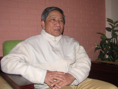 'Ra nước ngoài vẫn chia phe, lôi kéo đồng hương'