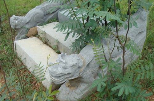 Xót xa lăng mộ vua Anh Tông chìm dưới lòng hồ