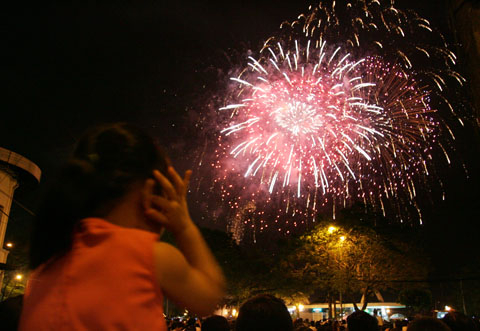 Pháo hoa rực rỡ mừng quốc khánh trên bầu trời Hà Nội