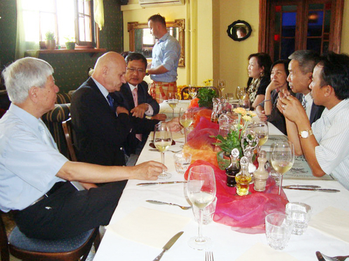 Gặp gỡ đại sứ Roman Iwaszkiewicz tại Warszawa