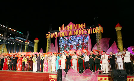 “Xin kính dâng Người nghĩa tình sâu nặng của núi sông”