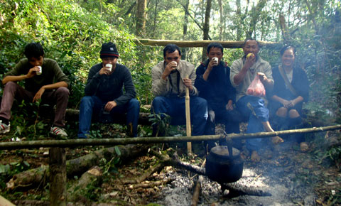 Dựng lều uống “báu vật triệu năm” giữa đại ngàn