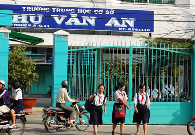 Nữ sinh đánh bạn, quay phim chuyền cho nhau xem