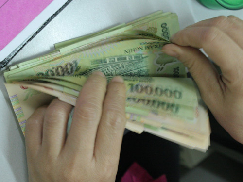 Gánh nợ xấu ngân hàng: Khó kiểm soát in tiền