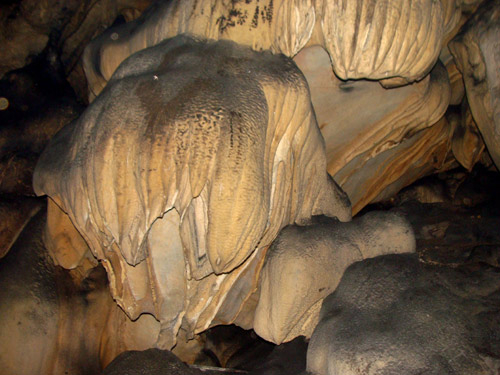 Xuống tầng “địa ngục” thứ 3 của “núi xương người”